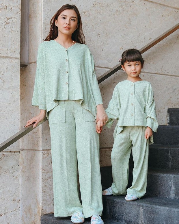 Chelsea Olivia dengan blouse lengan panjang Foto Instagram: chelseaoliviaa