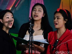 Christmas Carol Jakarta Hibur Warga di Terowongan Kendal Christmas Carol Jakarta Hibur Warga di Terowongan Kendal