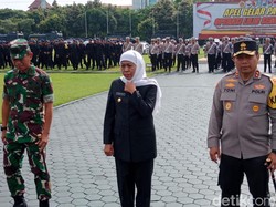 Khofifah Buka-bukaan Apa yang Dibawa KPK Usai Geledah Kantor Gubernur Jatim