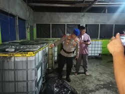 Gudang Penimbunan Solar di Sinjai Digerebek, 2 Ton BBM Disita