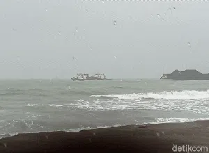 Hujan Angin Seret 5 Tongkang Batubara ke Pesisir Palabuhanratu