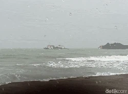 Hujan Angin Seret 5 Tongkang Batubara ke Pesisir Palabuhanratu