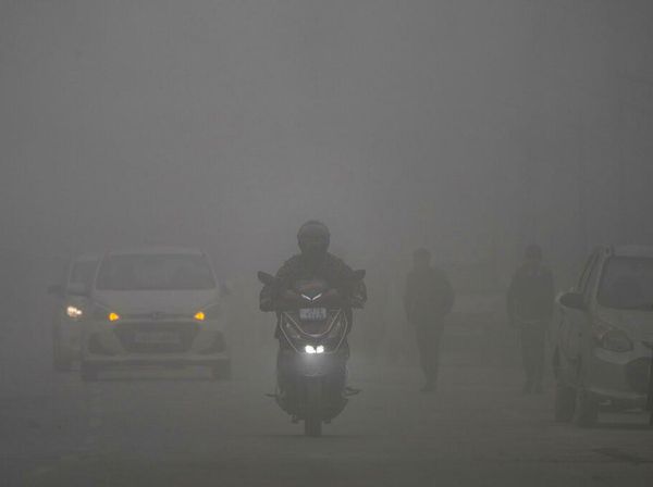 Potret India Diselimuti Kabut Tebal Musim Dingin, Pandangan Terganggu