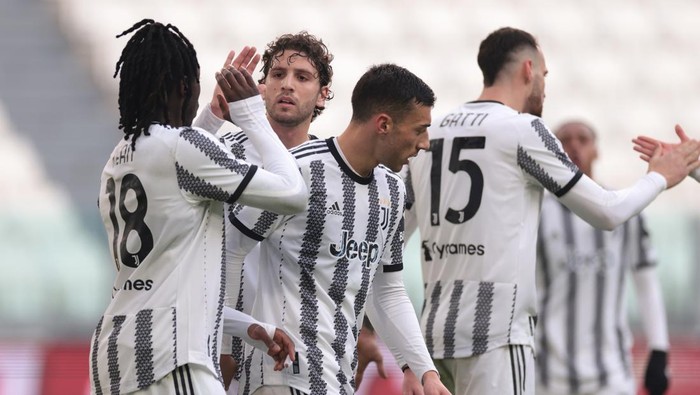 TURIN, ITALY - DECEMBER 22: Moise Kean of Juventus is congratulated by team mate Manuel Locatelli after scoring to give the side a 1-0 lead during the Friendly match between Juventus and HNK Rijeka at Allianz Stadium on December 22, 2022 in Turin, Italy. (Photo by Jonathan Moscrop/Getty Images)