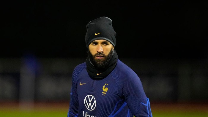 CLAIRE FONTAINE - NOVEMBER 15 : Karim Benzema is warming up during the 2nd training of the French Soccer National Team prior to the departure for the Soccer World Cup 2022, at the Centre National du Football, Clairefontaine in Yvelines, France. (Photo by Glenn Gervot/Icon Sportswire via Getty Images)