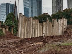 Turap Kali Angke di Kembangan Utara Akan Dipasangi Balok Penutup