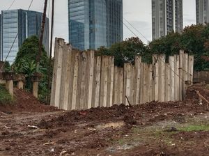Turap Kali Angke di Kembangan Utara Akan Dipasangi Balok Penutup Turap Kali Angke di Kembangan Utara Akan Dipasangi Balok Penutup