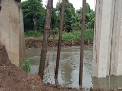 Hampir Selesai, Proyek Turap di Kali Angke Kembangan Sisa 1 Meter