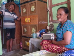Keluarga Miskin di Mojokerto Beralih ke Radio-Ponsel Saat STB Tak Terbeli