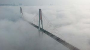 Ketutup Kabut, Jembatan Ini Kaya Dibangun di Atas Awan