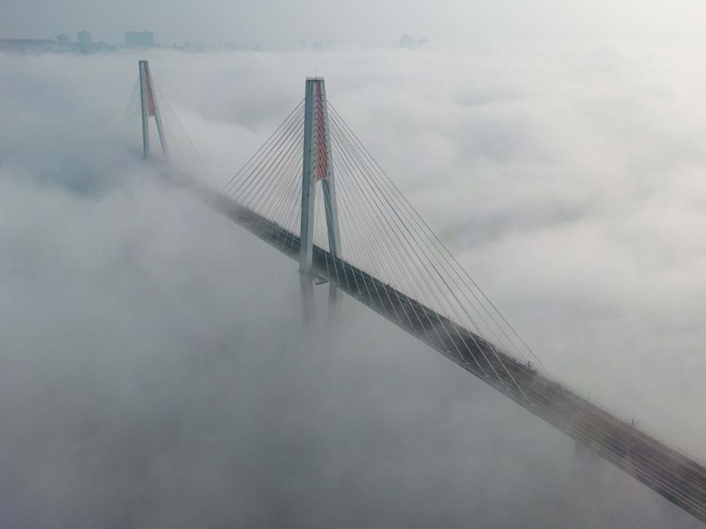 Ketutup Kabut, Jembatan Ini Kaya Dibangun di Atas Awan