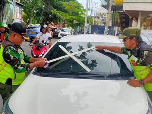Parkir Sembarangan di Tibubeneng, Mobil Dipasangi Tanda Silang