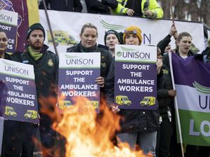 Minta Naik Gaji, Paramedis dan Pekerja Ambulans di London Mogok Kerja