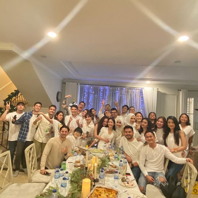 Momen Jonathan Frizzy dan Ririn Dwi Ariyanti Rayakan Natal Bareng Momen Jonathan Frizzy dan Ririn Dwi Ariyanti Rayakan Natal Bareng
