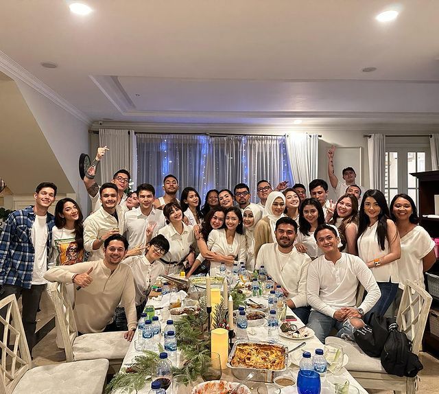 Momen Jonathan Frizzy dan Ririn Dwi Ariyanti Rayakan Natal Bareng Momen Jonathan Frizzy dan Ririn Dwi Ariyanti Rayakan Natal Bareng