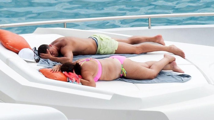 Momen Kedekatan Pemain Bola Dunia dengan Ibunya IBIZA, SPAIN - JULY 13: Real Madrid football player Cristiano Ronaldo and his mother Maria Dolores dos Santos Aveiro are seen on July 13, 2016 in Ibiza, Spain. (Photo by Europa Press/Europa Press via Getty Images)