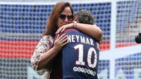 Neymar Jr memeluk ibunya Nadine Santos setelah penandatanganannya sebagai pemain baru Paris Saint-Germain di Parc des Princes, Paris, Prancis. (Jean Catuffe/Getty Images)  