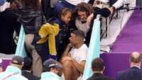 Kylian Mbappe bersama ibunya Fayza Lamari mengikuti pertandingan perempat final Piala Dunia FIFA Qatar 2022 di Al Khor, Qatar. (Jean Catuffe/Getty Images)  