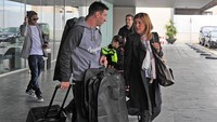 Lionel Messi berjalan dengan ibunya Celia Cuccittini di bancara Barcelona, Spanyol. (Europa Press/Getty Images)  