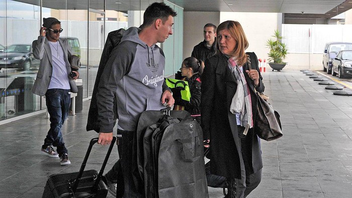 BARCELONA, SPAIN - JANUARY 13:  Barcelona football players Leo Messi (2L), his mother Celia Cuccittini and Neymar (L) are seen at airport to travel to Zurich to attend Golden Ball Gala on January 13, 2014 in Barcelona, Spain.  (Photo by Europa Press/Europa Press via Getty Images)