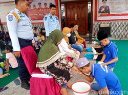Momen Hari Ibu, Napi di Lapas Banyuwangi Basuh Kaki Ibunda
