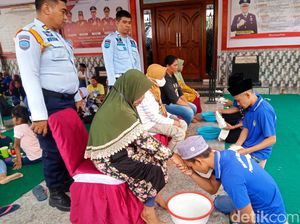 Momen Hari Ibu, Napi di Lapas Banyuwangi Basuh Kaki Ibunda Momen Hari Ibu, Napi di Lapas Banyuwangi Basuh Kaki Ibunda