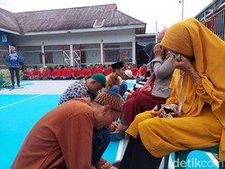 Momen Haru Hari Ibu di Sumbar: Napi Menangis Basuh Kaki Ibu