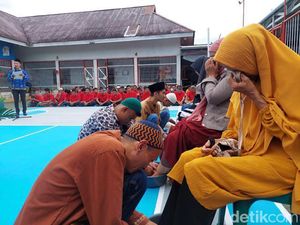 Momen Haru Hari Ibu di Sumbar: Napi Menangis Basuh Kaki Ibu Momen Haru Hari Ibu di Sumbar: Napi Menangis Basuh Kaki Ibu