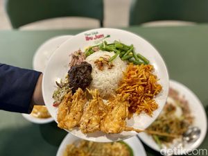 Nasi Uduk Ibu Jum: Cara Pesannya Unik, Ini Nasi Uduk dengan 100 Jenis Lauk