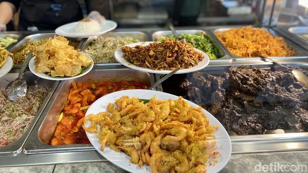 Tinggal Tunjuk! Ada 100 Jenis Lauk di Restoran Nasi Uduk Ibu Jum