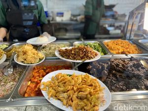 Tinggal Tunjuk! Ada 100 Jenis Lauk di Restoran Nasi Uduk Ibu Jum