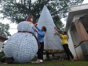 Nggak Biasa, Deretan Pohon Natal Ini dari Bambu hingga Botol Plastik