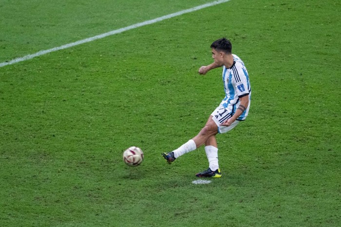 LUSAIL CITY, QATAR - DECEMBER 18: Emiliano Martinez (L) and Paulo Dybala (R) of Argentina celebrating victory after the FIFA World Cup Qatar 2022 Final match between Argentina and France at Lusail Stadium on December 18, 2022 in Lusail City, Qatar. (Photo by Marvin Ibo Guengoer - GES Sportfoto/Getty Images)
