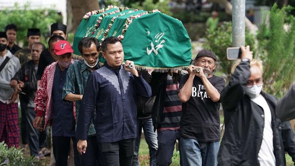 Mengantar Mak Nyak ke Rumah Terakhir