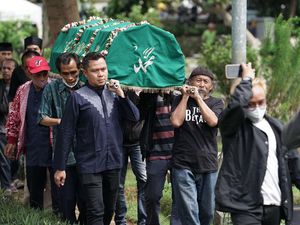 Mengantar Mak Nyak ke Rumah Terakhir Mengantar Mak Nyak ke Rumah Terakhir