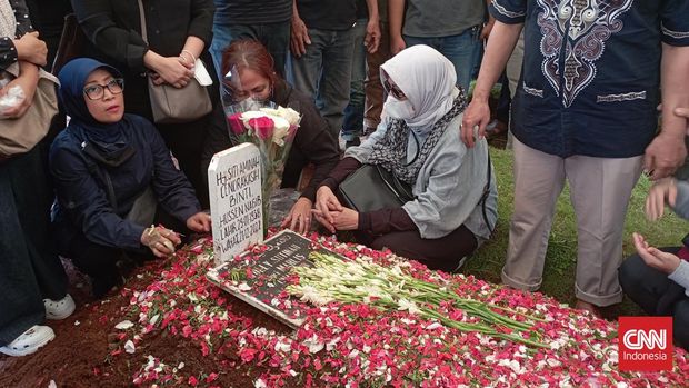 Suasana pemakaman Aminah Cendrakasih di TPU Karet Bivak, Jakarta Pusat, Kamis (22/12).