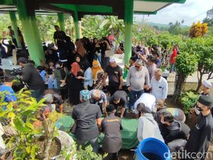 Ratusan Penggemar Hadiri Pemakaman Ibunda Nike Ardilla Ratusan Penggemar Hadiri Pemakaman Ibunda Nike Ardilla