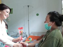 Hari Ibu, Ketua TP PKK Dairi Temui Pasien Bersalin di RSUD Sidikalang