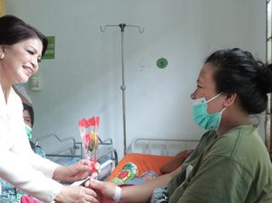 Hari Ibu, Ketua TP PKK Dairi Temui Pasien Bersalin di RSUD Sidikalang