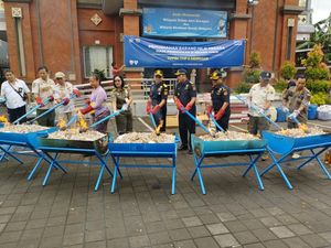 Bea Cukai Denpasar Musnahkan Minuman Alkohol-Rokok Rp 713 Juta Bea Cukai Denpasar Musnahkan Minuman Alkohol-Rokok Rp 713 Juta