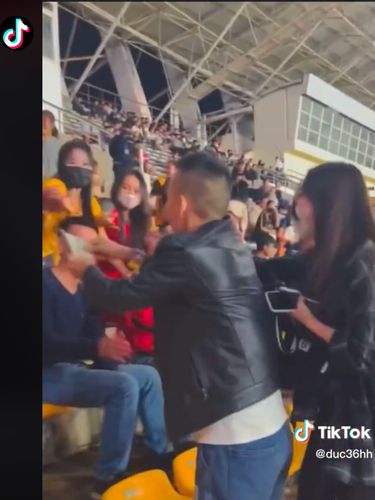 Pendukung Vietnam bagi-bagi uang.