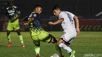 Tekanan Persib Bandung baru membuahkan hasil jelang turun minum. Achmad Jufriyanto bisa menjebol gawang Persita Tangerang lewat sundulan, memanfaatkan situasi sepak pojok. Persib unggul 1-0 atas Persita saat turun minum.