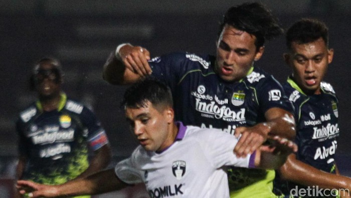Pesepakbola Persib Bandung Walian (tengah) berebut bola dengan pesepakbola Persita Vidal (kiri) saat Laga BRI Liga 1 di Stadion Sultan Agung, Bantul, D.I Yogyakarta, Rabu (21/12/2022). Persib Bandung berhasil mengalahkan Persita dengan Skor 1-0. ANTARA FOTO/Andreas Fitri Atmoko/YU