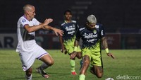 Laga Persib vs Persita digelar di Stadion Sultan Agung, Bantul, Daerah Istimewa Yogyakarta, Rabu (21/12/2022). Pertandingan berjalan ketat.