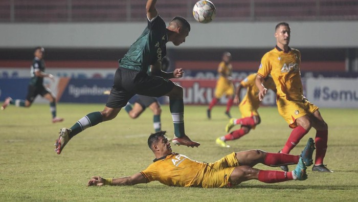 PERSIKABO 1973 MELAWAN PERSIK KEDIRI Pesepakbola Persikabo 1973 Gustavo Henrique (tengah) mencoba melewati pesepakbola Persik Kediri M. Sabillah (kanan) pada pertandingan BRI Liga 1 di Stadion Maguwoharjo, Sleman, DI Yogyakarta, Rabu (21/12/2022). ANTARA FOTO/Hendra Nurdiyansyah/YU