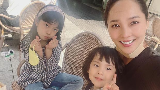 Potret Eugene bersama kedua putrinya