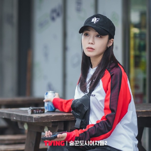 Potret Jung Eun Ji Apink di drama Work Later, Drink Now 2/ Foto: instagram.com/tving.official Potret Jung Eun Ji Apink di drama Work Later, Drink Now 2