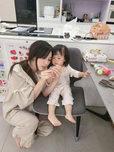 Potret Yulhee bersama salah satu putrinya
