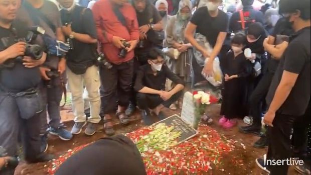 Prosesi Pemakaman Mak Nyak