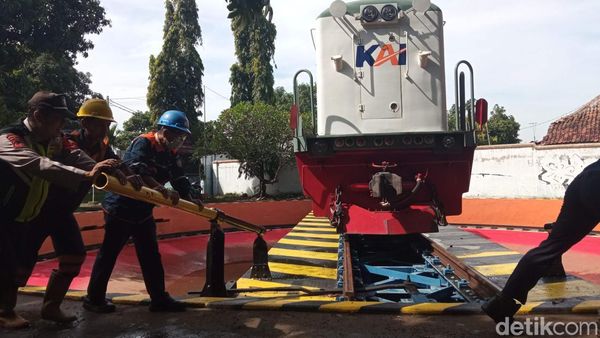 Potret Pemeliharaan Kereta Api di Cirebon Jelang Libur Nataru 2023